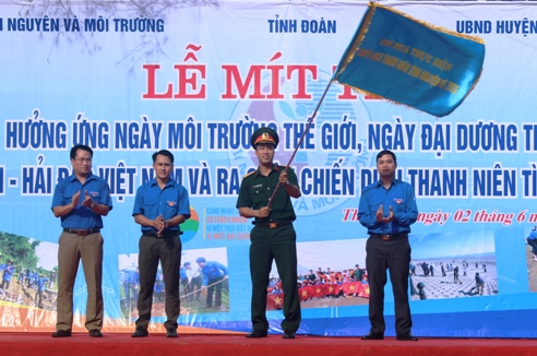 Đồng chí Nguyễn Thế Hoàn – Phó Bí thư Thường trực Tỉnh đoàn, Chủ tịch Hội LHTN tỉnh trao cờ thi đua thực hiện Chiến dịch TNTN Hè 2015 cho các đơn vị